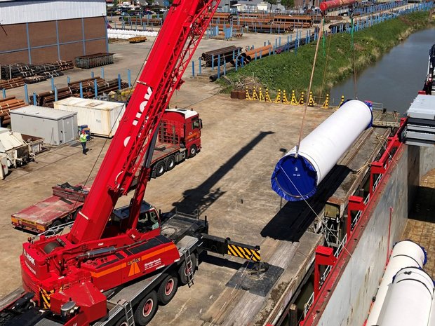 Zwijndrecht'teki Van Leeuwen büyük çelik boruların vinçle boşaltılması.